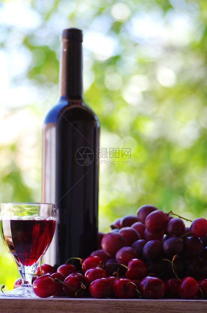 酒瓶和玻璃葡萄桌上樱桃紫色的品尝酒红图片