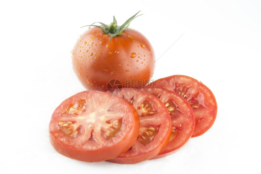 叶子夏天多汁的新鲜红番茄白底绿干图片