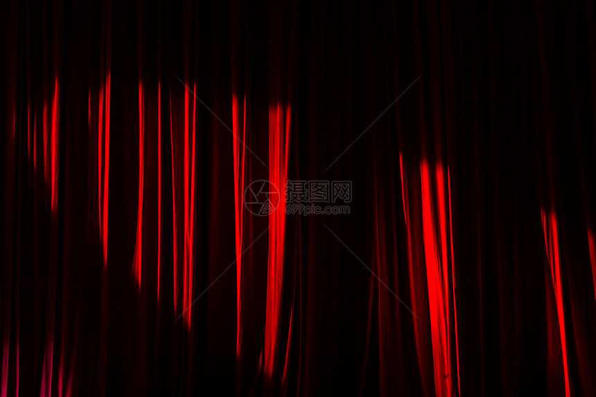 演出前在剧院的红窗帘和灯光聚名声质地图片