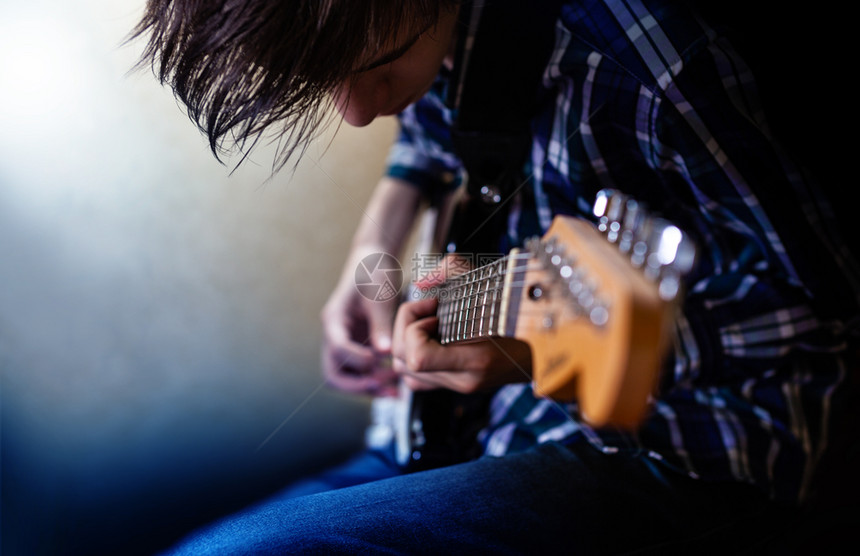 木头2019年6月7日019年6月7日的电吉他演奏青年男子玩电吉他摄影手图片