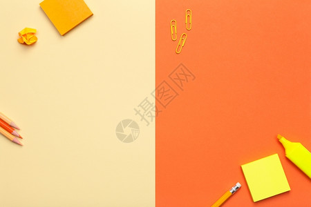 颜色记忆黄和橙背景的办公附件最小样式平板面复制空间最佳图片
