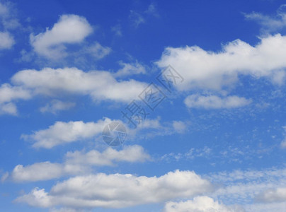 蓝色天空上的白云彩背景蓝色夏天的青云月花壁纸纹理场景梦气候图片