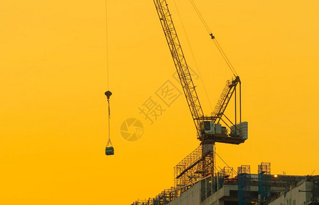 真实的摩天大楼工作起重机在大楼上晚建造一座高楼图片