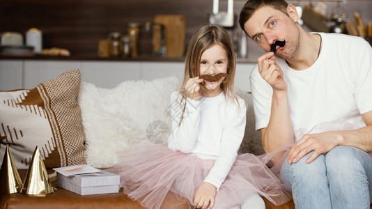 长着假胡子的爸爸和女儿图片