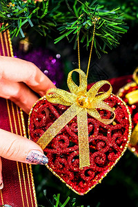 针叶树推杆装饰圣诞手把装饰品放在壁架树枝上圣诞节挂的装饰品风格图片