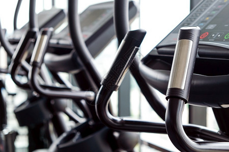 有氧运动健身房背景的TreadMill机详细图像现代的运动图片