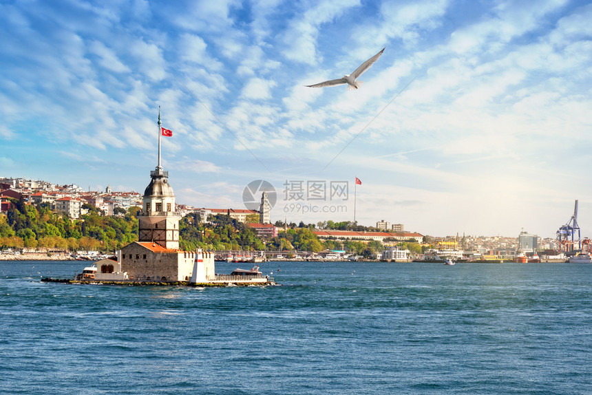 水奥斯曼少女明媚阳光下的博斯普鲁海峡处女塔天空中的海鸥土耳其伊斯坦布尔博普鲁海峡的处女塔在明媚阳光下图片