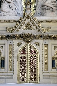 萨格勒布圣堂十字祭坛的展台献给圣母玛利亚光环艺术投入的图片