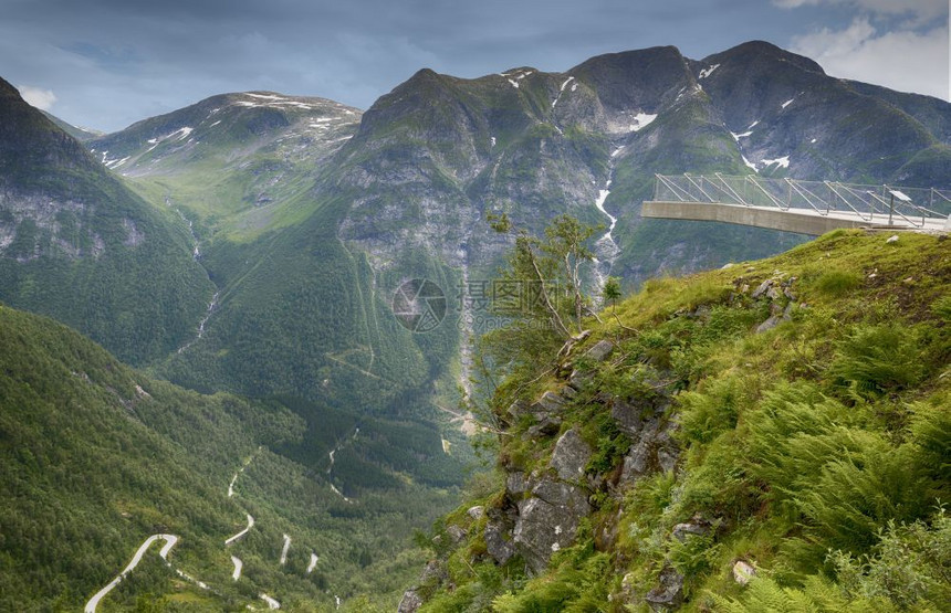 一种曲线发夹路高卢的乌锡克坦UtsiktenatDaularfjellet是伟大的观光平台之一它为全国旅游者在高卢尔夫杰勒特公路图片
