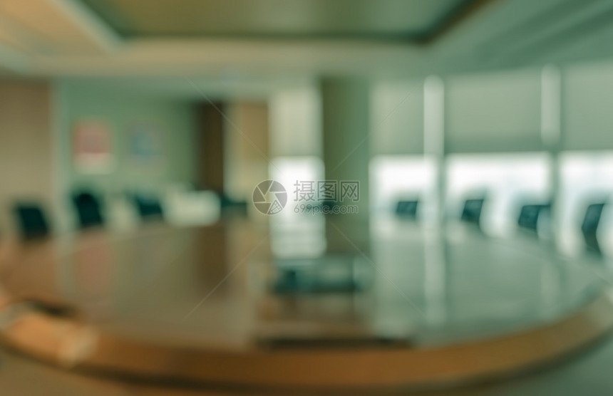 玻璃天空商业带有窗口城市背景的空会议室模糊图像Business概念图片