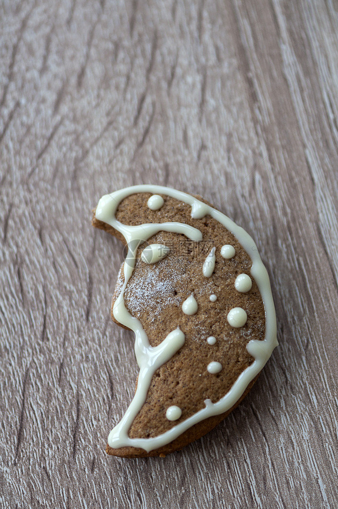 庆典冬天以木桌制月亮形状作的圣诞自姜饼干里戈图片