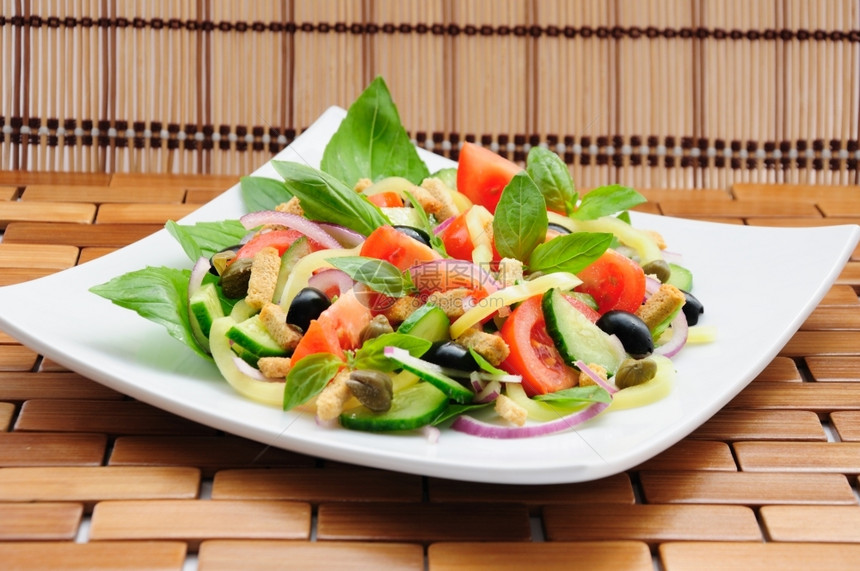 新鲜蔬菜沙拉配有巴西披风橄榄加烤面包条美食自然泡菜图片