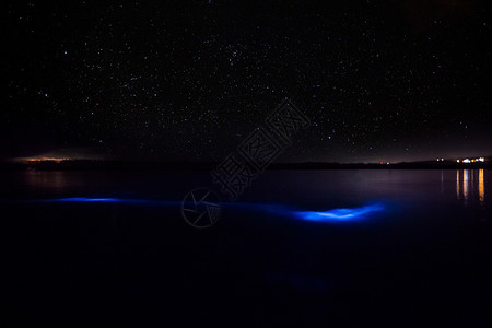 采取里科闪发光的泻湖上水域的经验图片