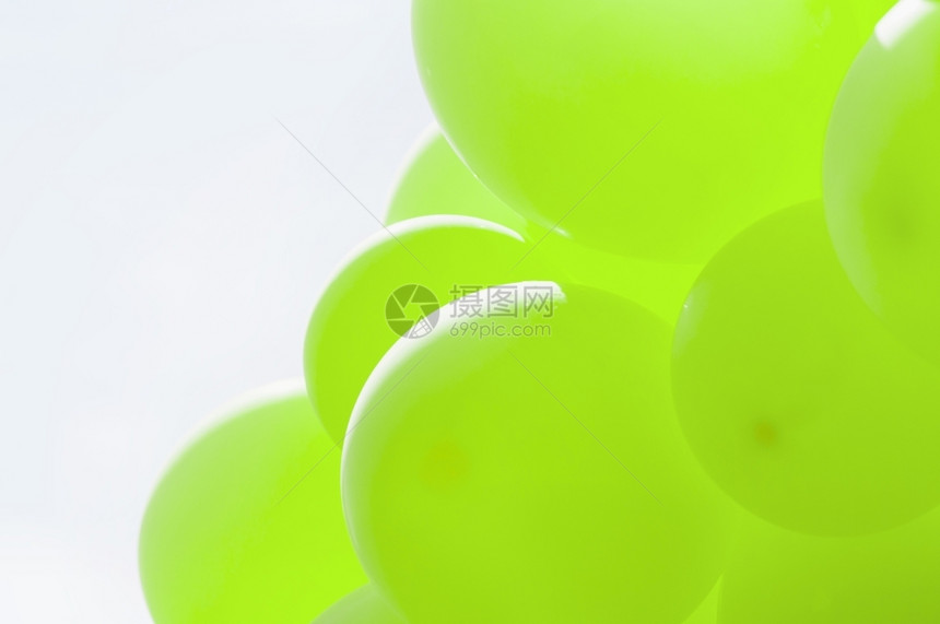 庆祝明亮的蓝天空背景绿色气球细绳图片