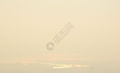 阿尔滕堡大阪的雾和阳光天明媚的大阪港中央宽金设计图片