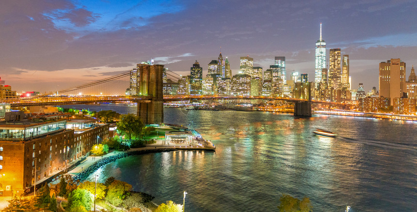 城市的纽约布鲁克林桥公园和曼哈顿的黄昏纽约市布鲁克林桥公园和纽约市月色曼哈顿风景夜晚图片