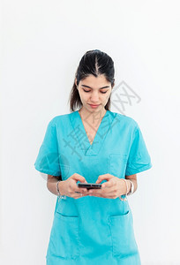 玩手机的医护人员图片