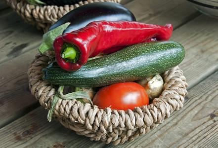 胡椒木制的作为饮食物红色和绿蔬菜蛋白质图片