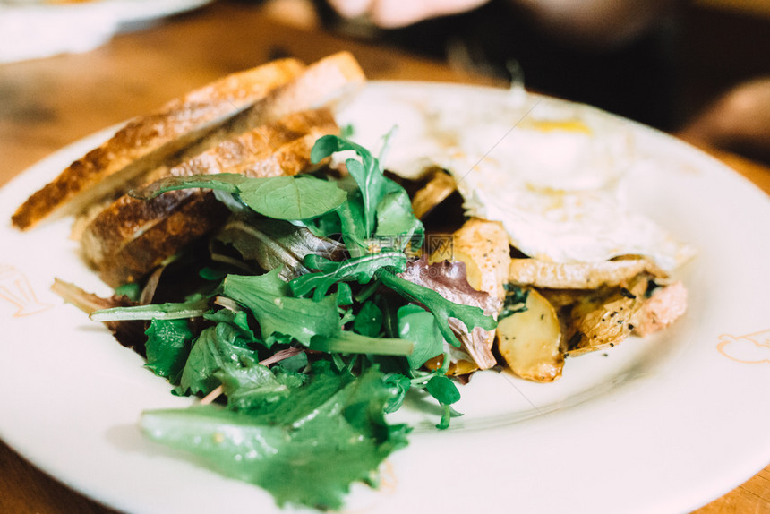菠菜健康早餐绿色和吐司在白盘子上的烤面包健康早餐绿色和吐司饮食牛油果图片