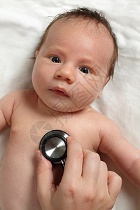 使用听诊器给儿童检查身体医生高清图片素材