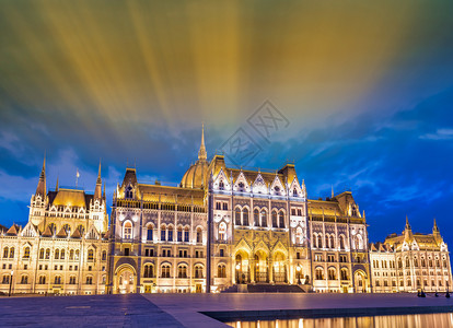 马扎尔受欢迎的国民布达佩斯匈牙利议会令人惊叹的夜景图片