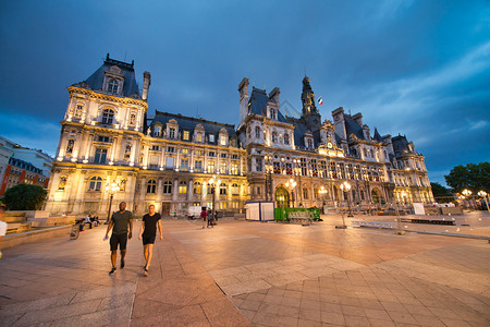 文化巴黎2014年6月酒店deVille在晚上与游客巴黎每年吸引30万人历史背景图片