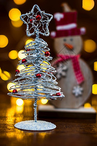 传统的圣诞装饰品季节和首丝带灯图片