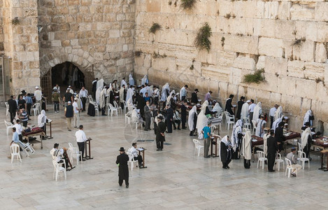 嚎啕大哭传统的耶路撒冷以色列2501年月01年月日至犹太人在耶路撒冷西墙上不同宗教人士的圣地Jerusalem的西殿墙祈祷上帝东背景