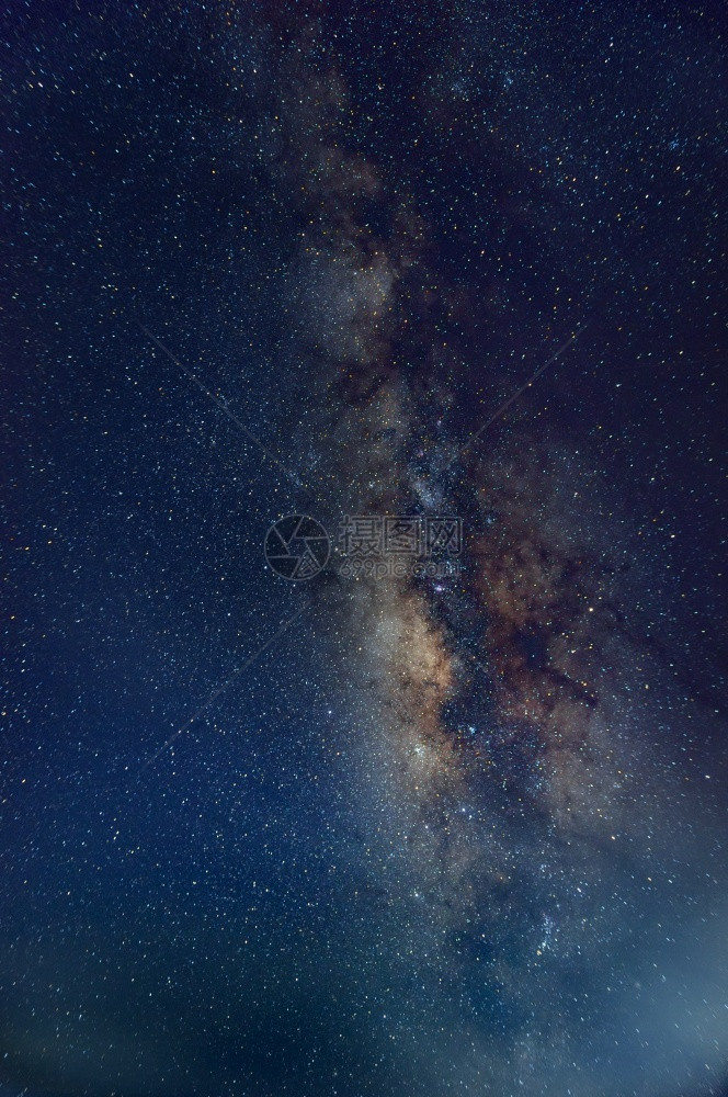 夜晚天空中的银河星空云图片
