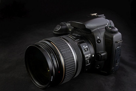 当代的1个黑色DSLR照相机用装有放大镜片的黑色背景与隔绝重点光学图片