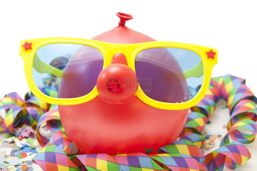 丰富多彩的白色颜带小丑眼镜的有趣红气球嘉年华图片