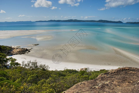 岩石礁天空Whitsunday群岛白港海滩的景色令人惊艳背景图片