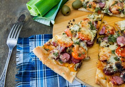 香肠热含有蘑菇橄榄腊肠和胡椒的切片比萨饼意大利图片