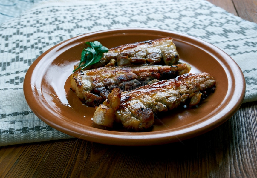 腹部切片外皮Chicharron盘子一般包括炸猪肉肚子或烤皮图片