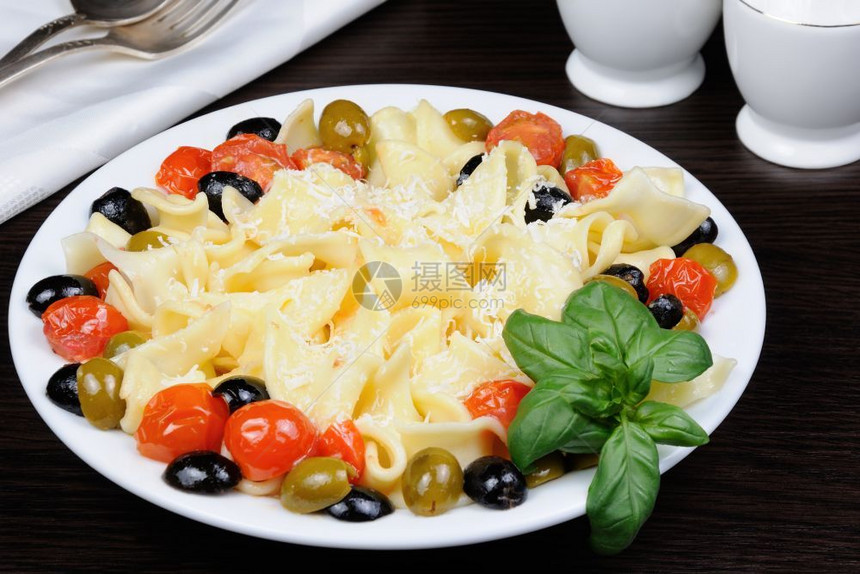 配有橄榄大蒜烤肉和西红柿的意大利面粉配有帕米桑干酪健康难的蔬菜图片
