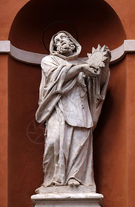 雕塑宗意大利圣巴拉斯教堂入口处的圣弗朗西斯雕像图片