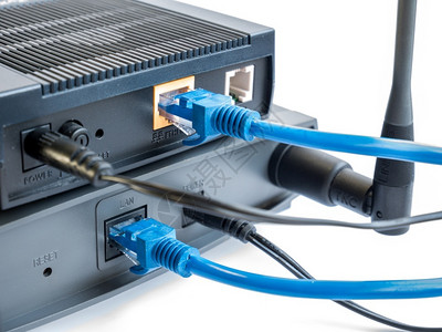 互联网路由器和无线接入点白色背景上隔离的电缆港口防火墙硬件联系高清图片素材
