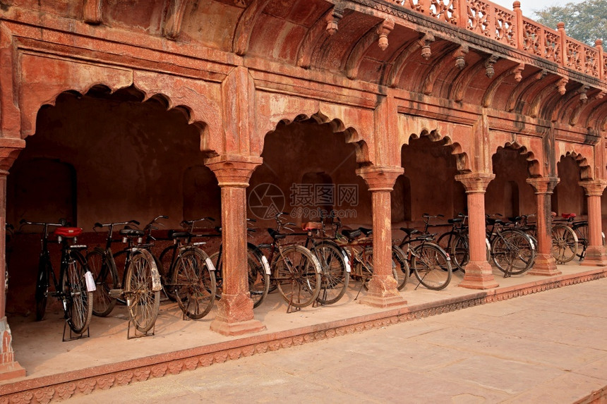 历史吸引力建造印度阿格拉TajMahal著名教堂入口处的建筑拱门和自行车图片