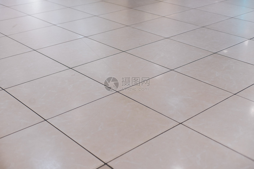 白色的马赛克装饰品透视地板上的米色瓷砖图片