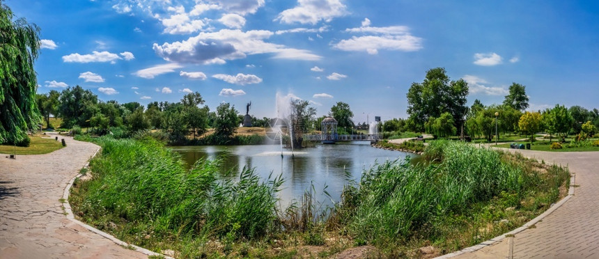 旅游树斯维亚托拉夫沃兹涅诺斯基公园的一个小池塘位于乌克兰扎波罗日耶的沃兹涅诺夫斯基公园一个阳光明媚的夏季清晨Voznesenov图片