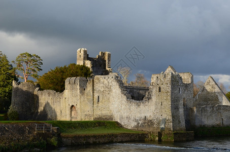 爱尔兰利梅里克县德斯蒙城堡的废墟爱尔兰城堡废墟河图片