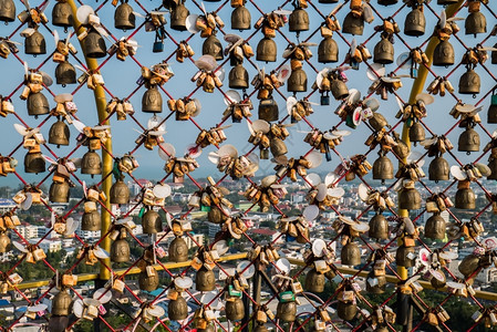 心姓名旅行SongkhlaThaiFebury1205人们用钥匙写下名字附件用挂铜铃锁在栅栏上Lovelocks是爱年轻人和游客背景图片