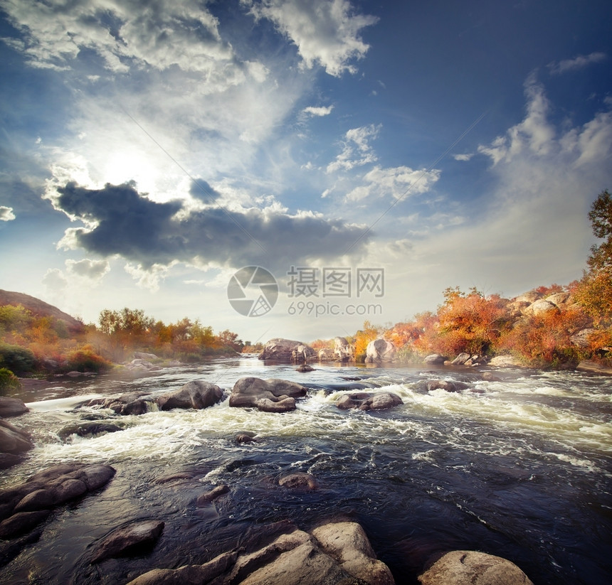 岩石和秋树之间迅速的山河水场景植物图片