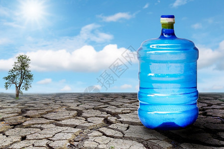 出升太阳加仑土地面上大塑料水瓶干燥以蓝天背景破碎白色的设计图片