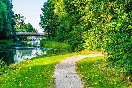 农村河湖边和桥上美丽的风景行走路径曲线图片