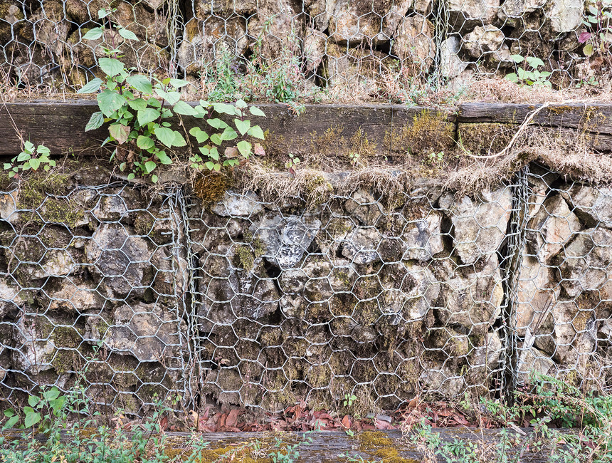 地点金属网覆盖了花岗岩石以在建筑工地进行保护结石危险图片