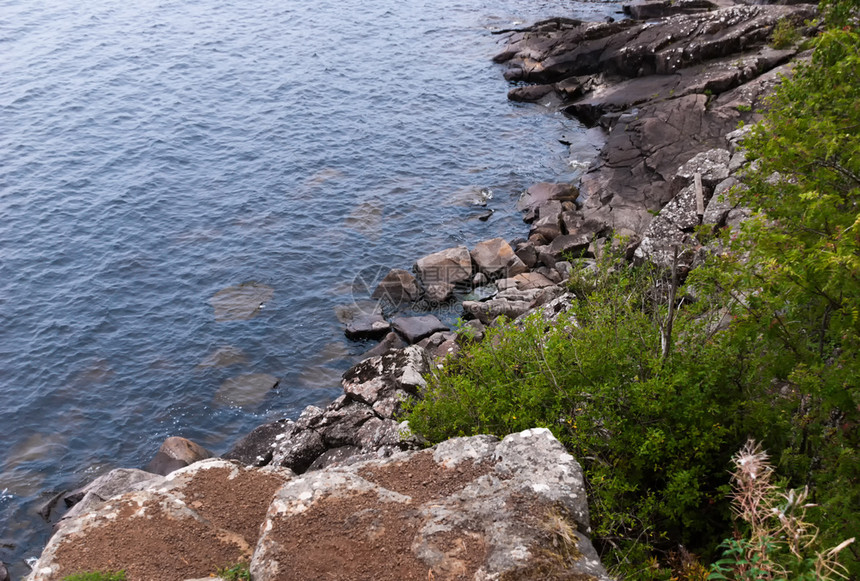 岩海和小浪在石上碰撞从海岸高度的景色看出来天空海岸线场景图片