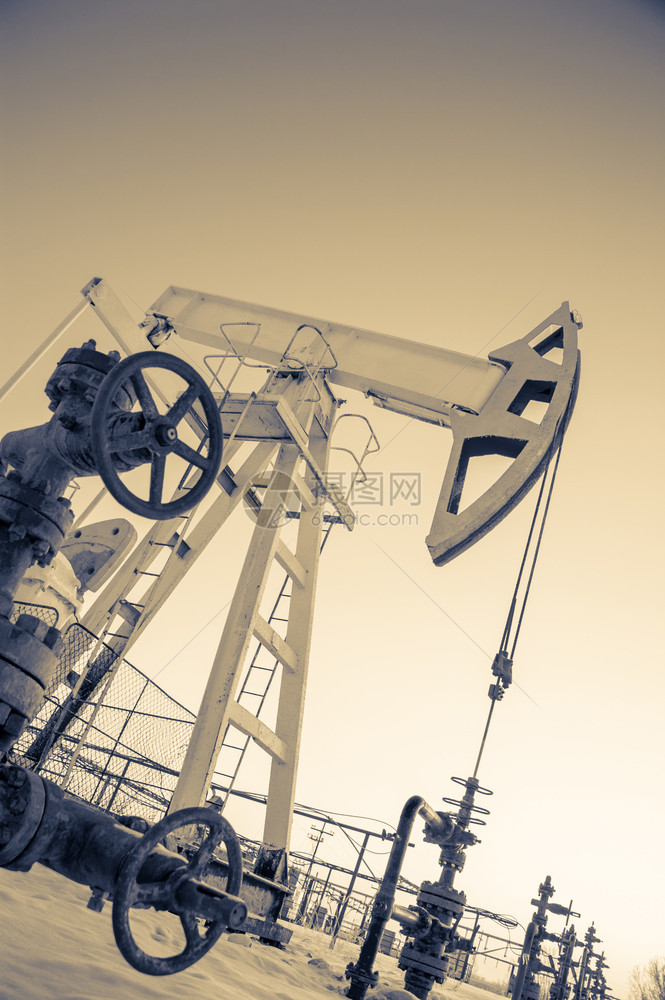资源气体萃取油田和气概念中的泵插头和井口的和井喷头图片