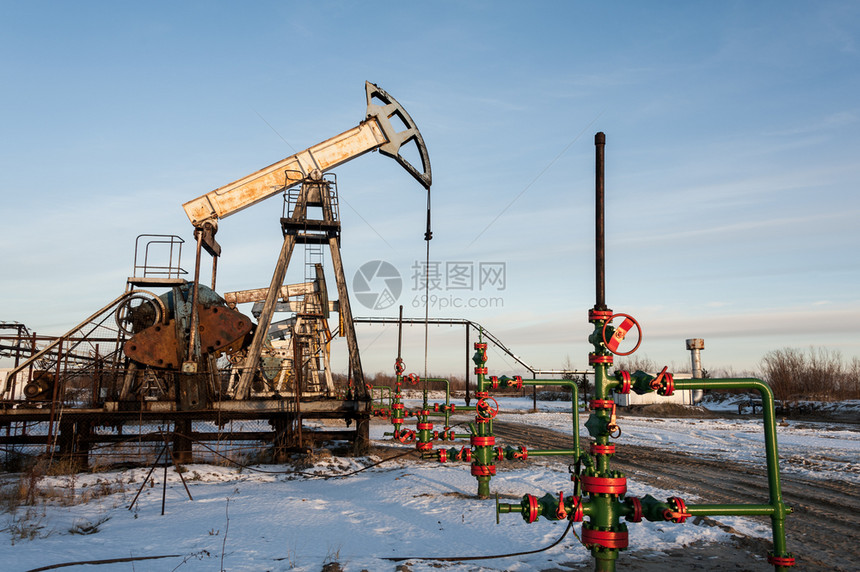 供应行业管道油田石和天然气概念中的油泵插头和井喷口图片