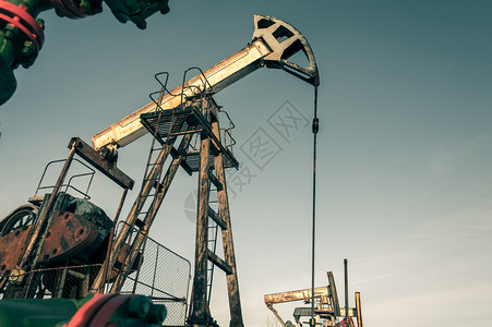 油田石和天然气概念中的油泵插头和井喷口建造化石钻机图片